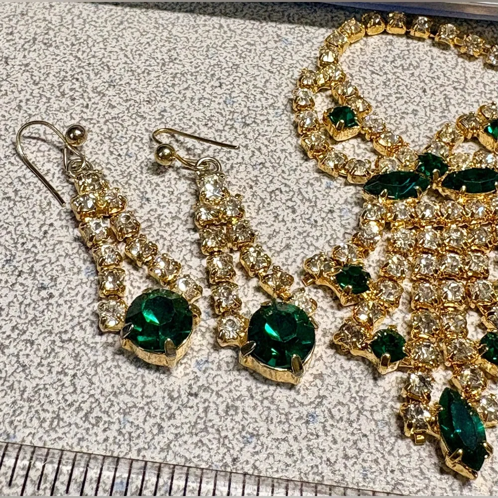 Vintage Gold and Green Jewelry Set - Picture 8 of 11